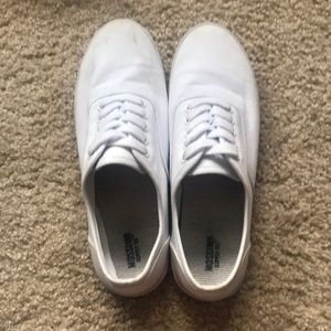 white tennis shoes